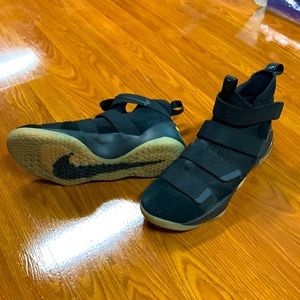 NIKE ZOOM LEBRON SOLDIER 11